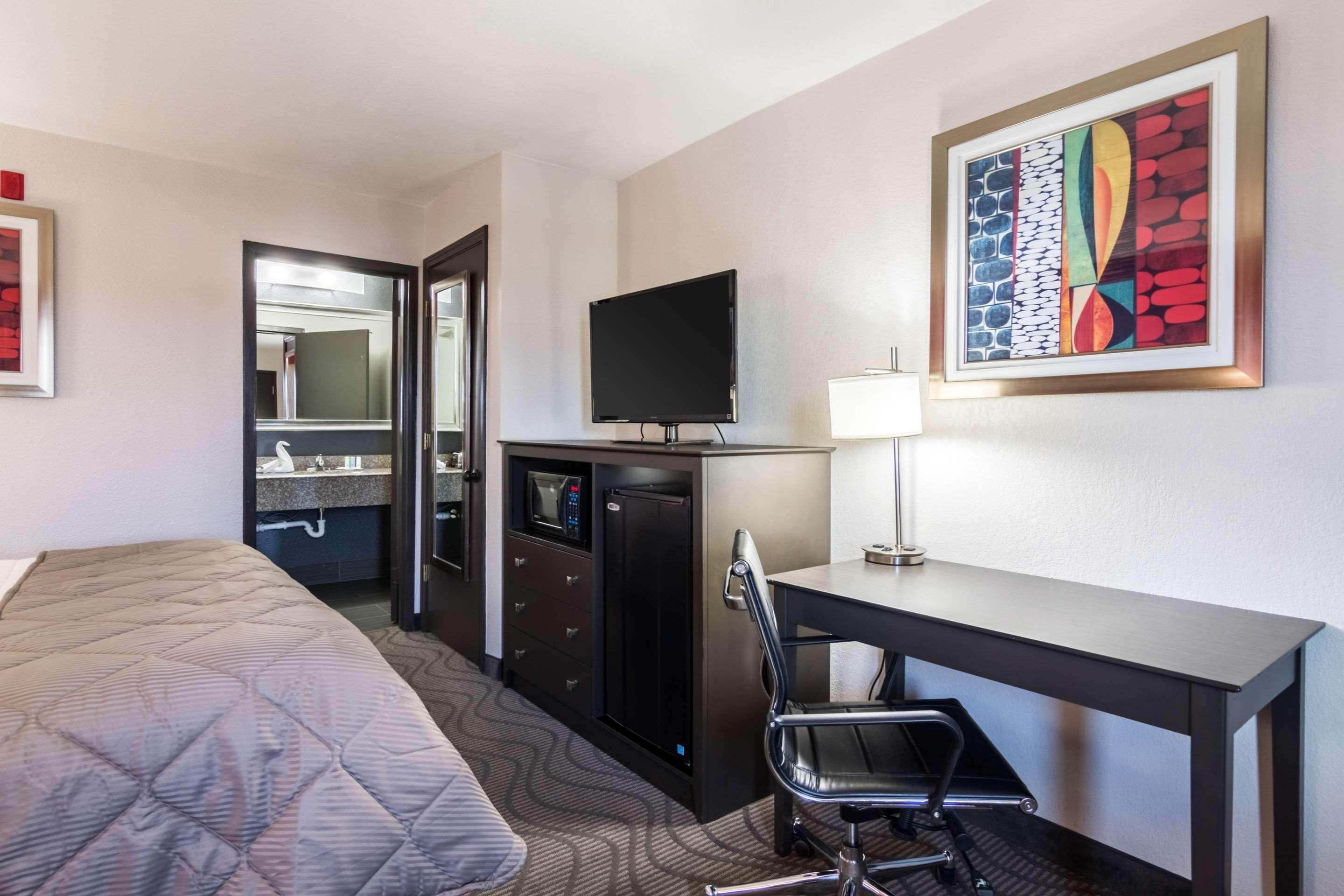 Clarion Inn & Suites Russellville I-40 Экстерьер фото