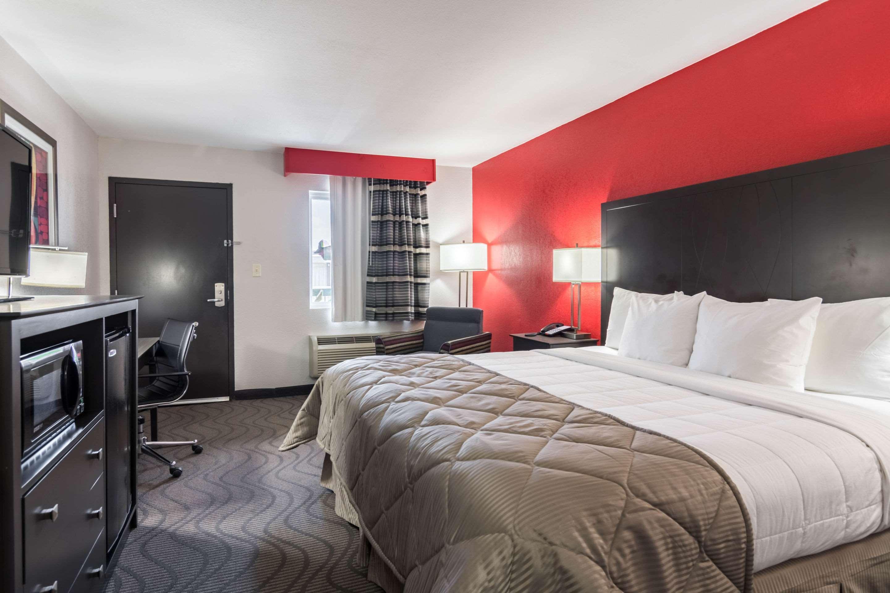 Clarion Inn & Suites Russellville I-40 Экстерьер фото