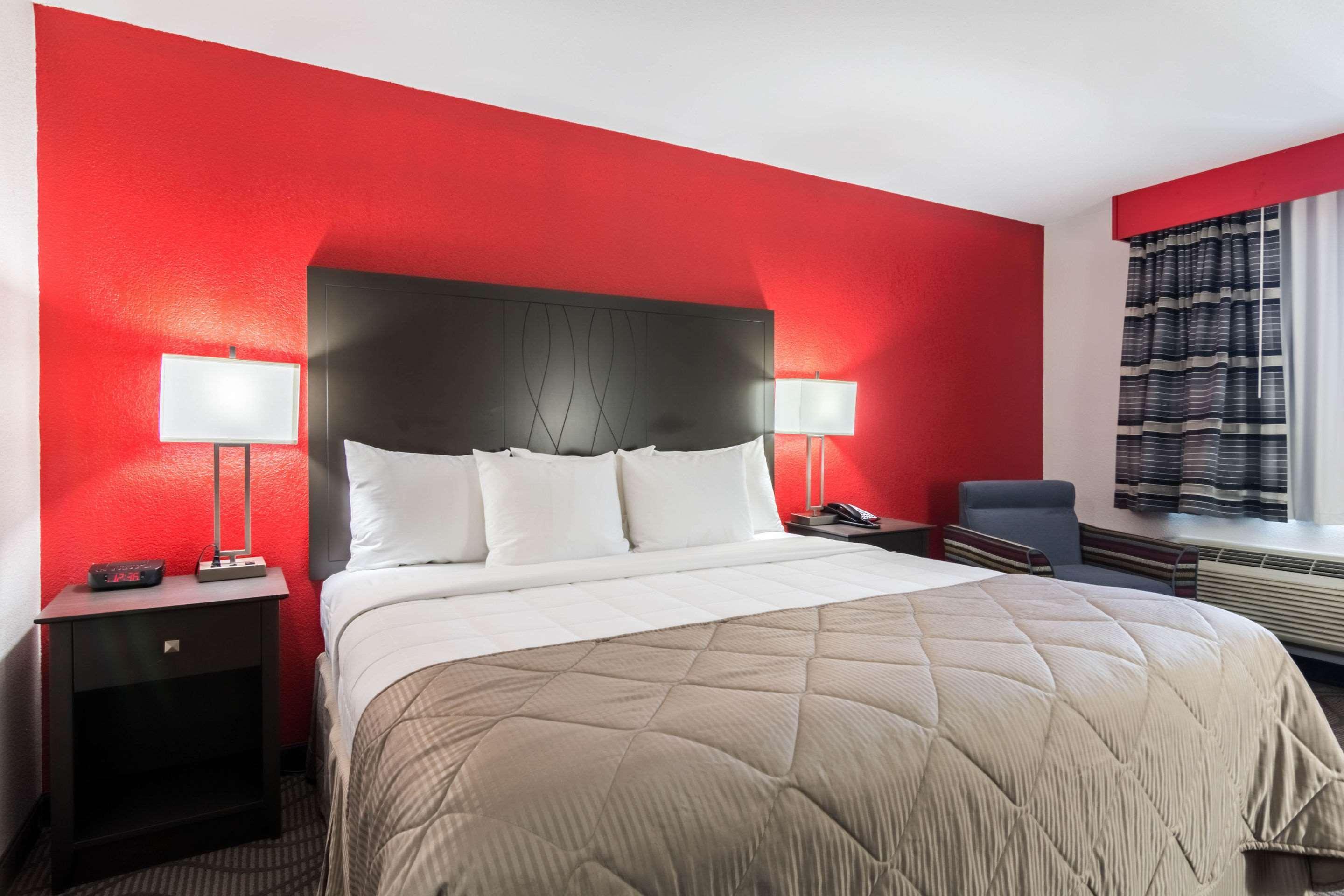 Clarion Inn & Suites Russellville I-40 Экстерьер фото