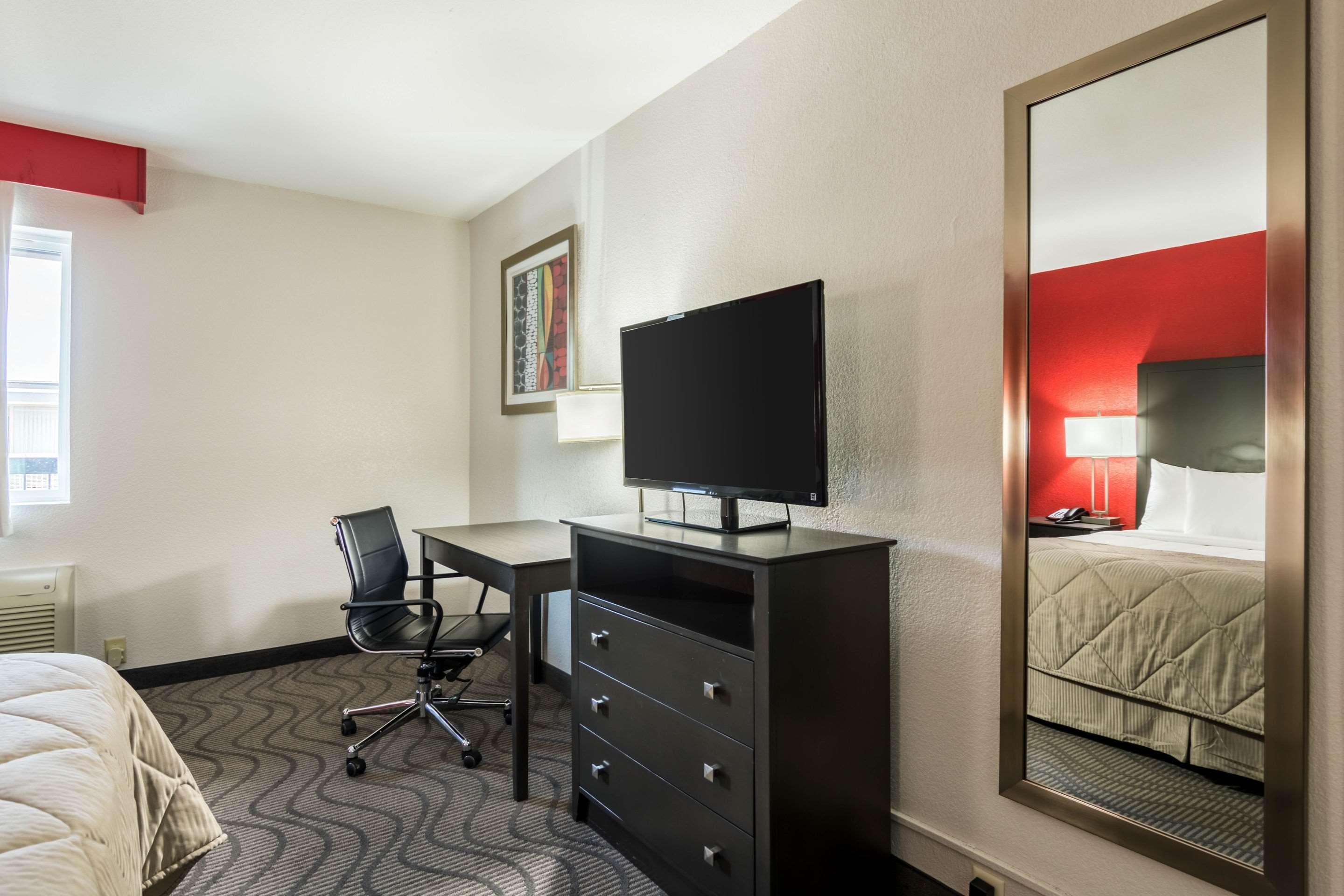 Clarion Inn & Suites Russellville I-40 Экстерьер фото