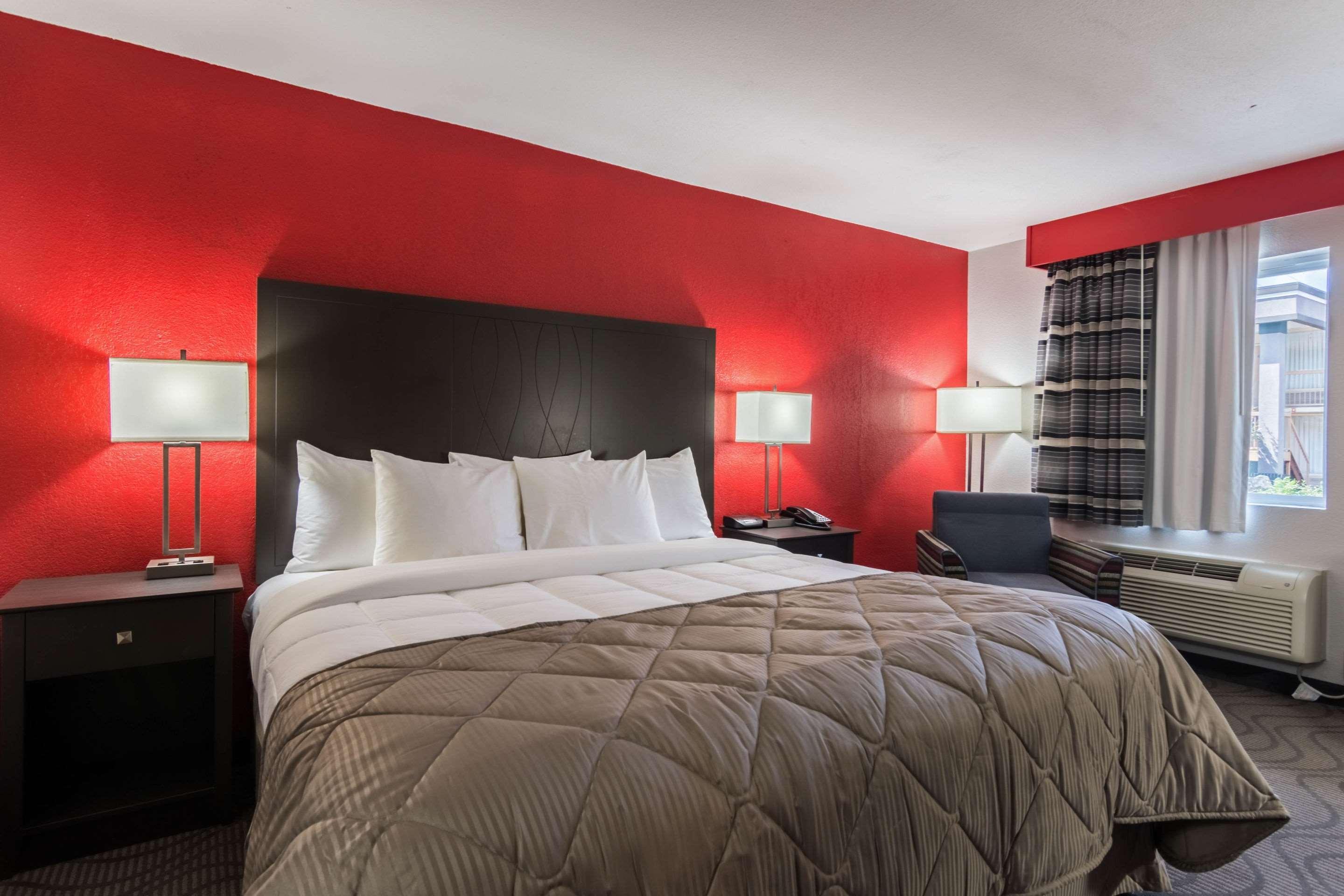 Clarion Inn & Suites Russellville I-40 Экстерьер фото