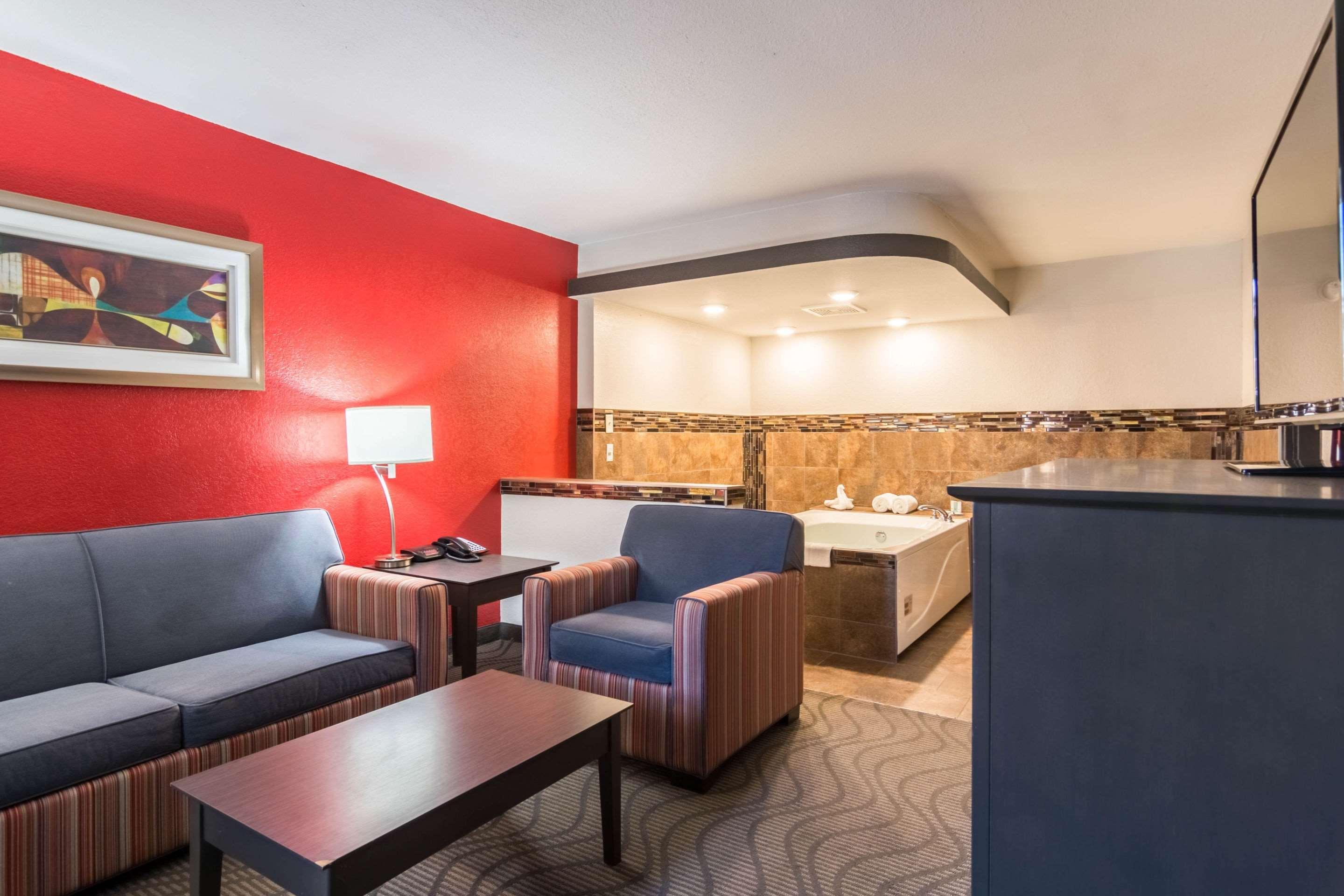 Clarion Inn & Suites Russellville I-40 Экстерьер фото