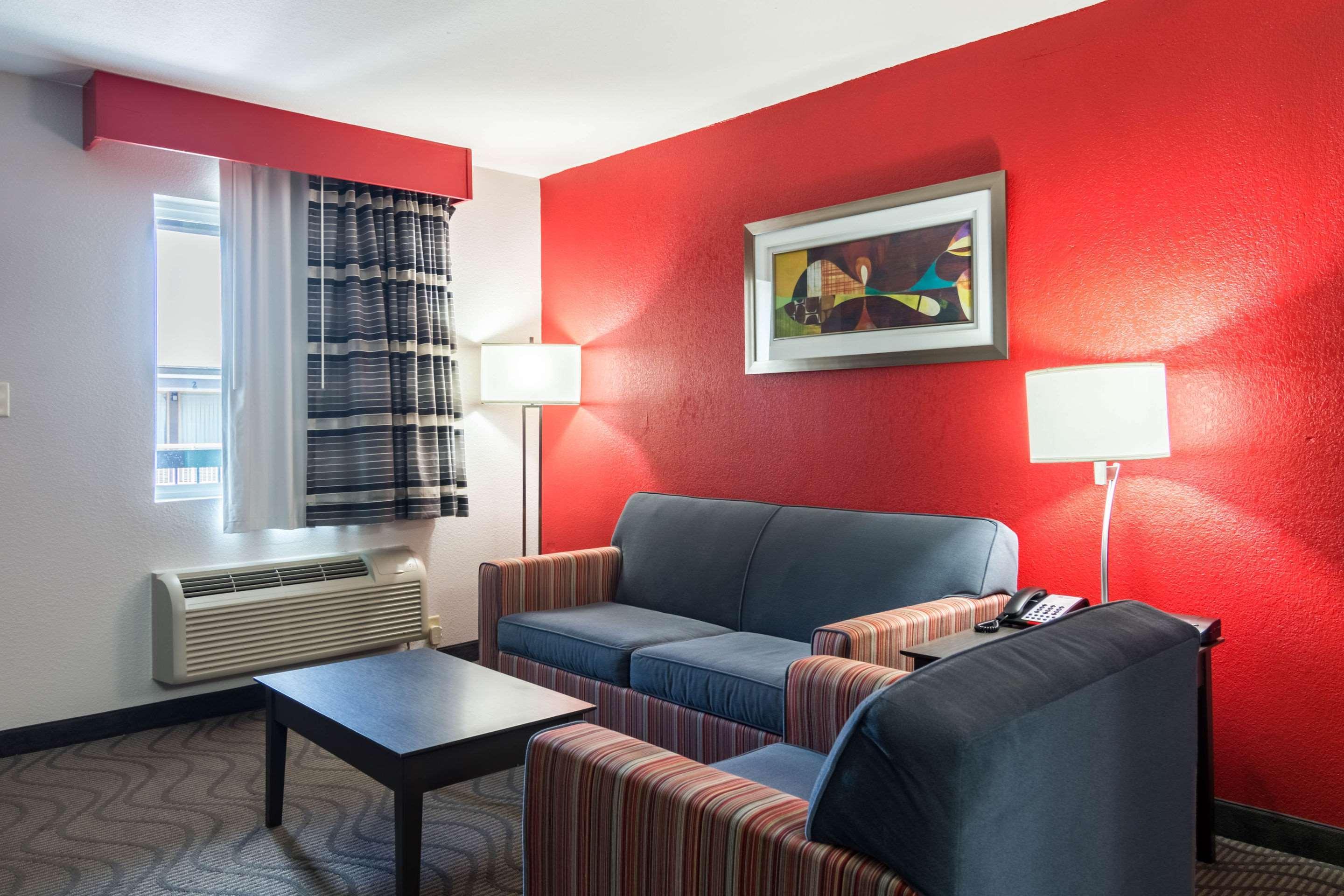 Clarion Inn & Suites Russellville I-40 Экстерьер фото