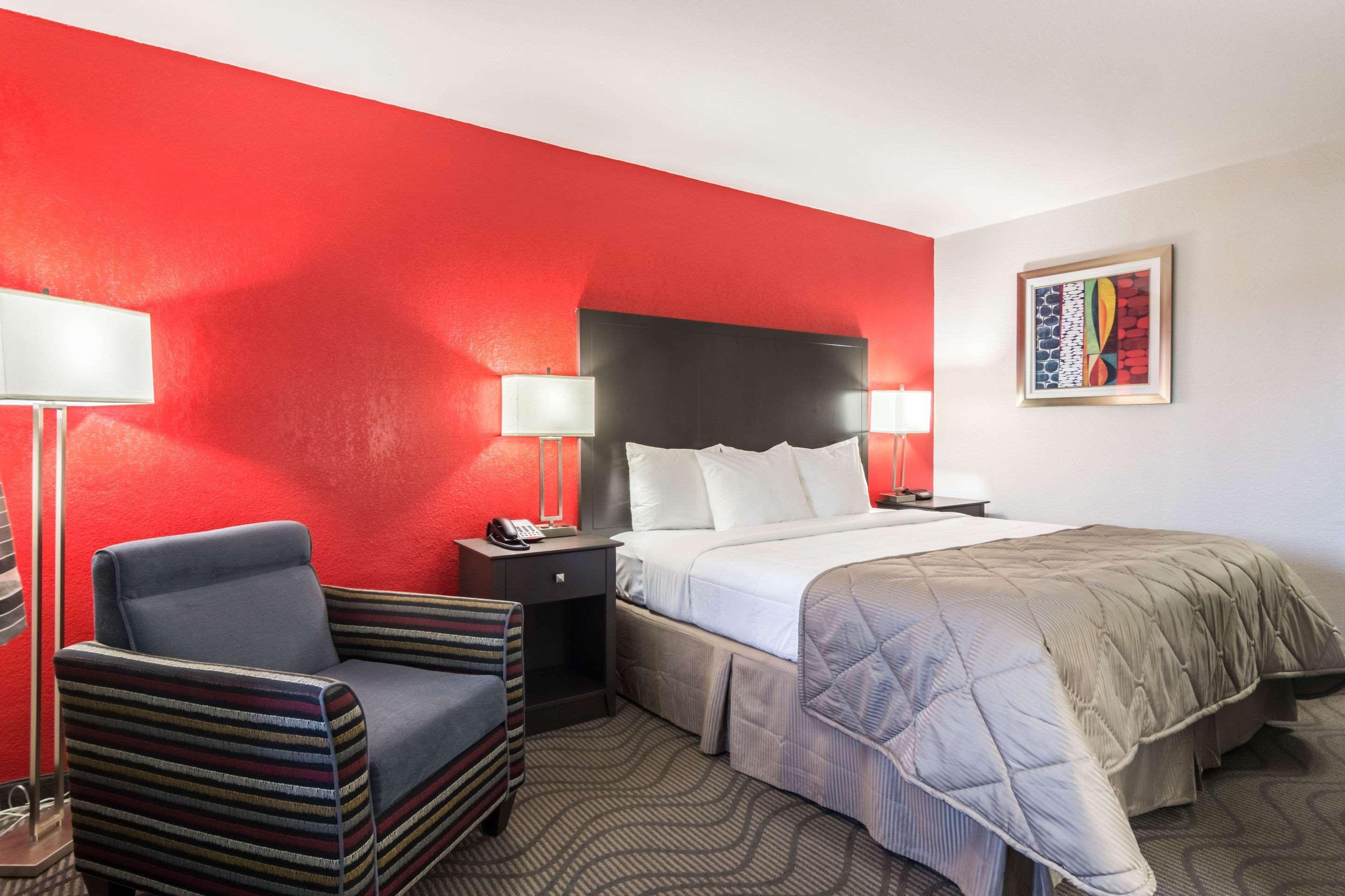Clarion Inn & Suites Russellville I-40 Экстерьер фото