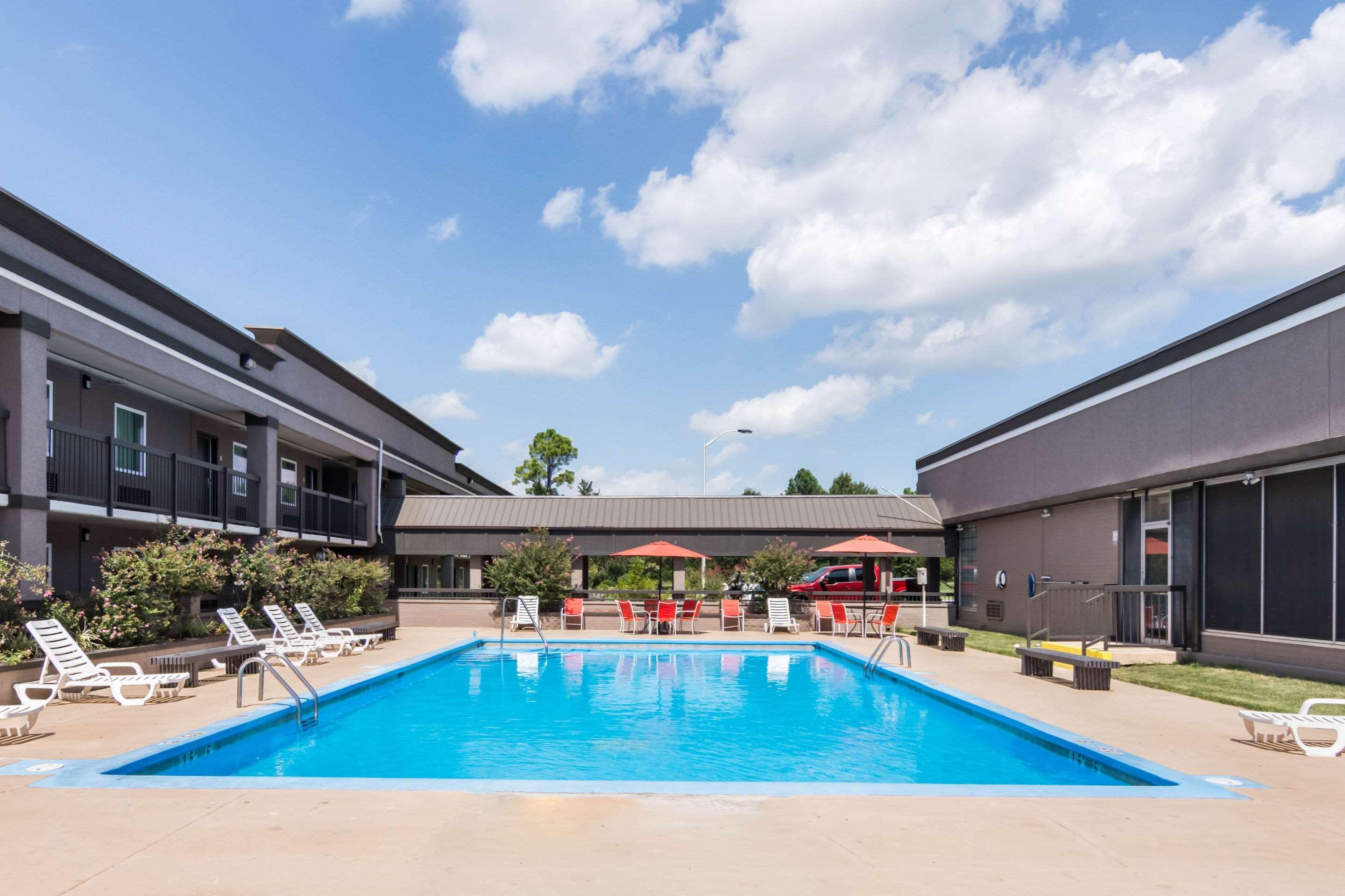 Clarion Inn & Suites Russellville I-40 Экстерьер фото