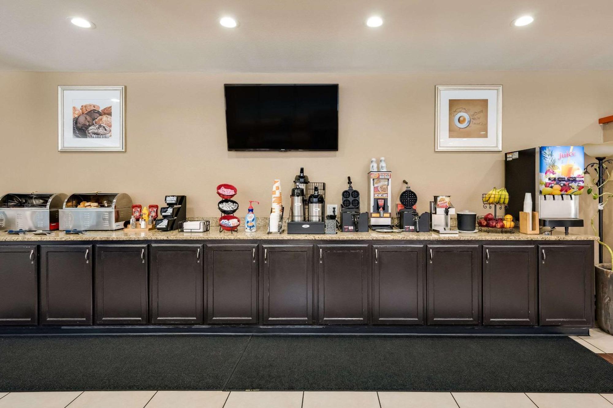 Clarion Inn & Suites Russellville I-40 Экстерьер фото