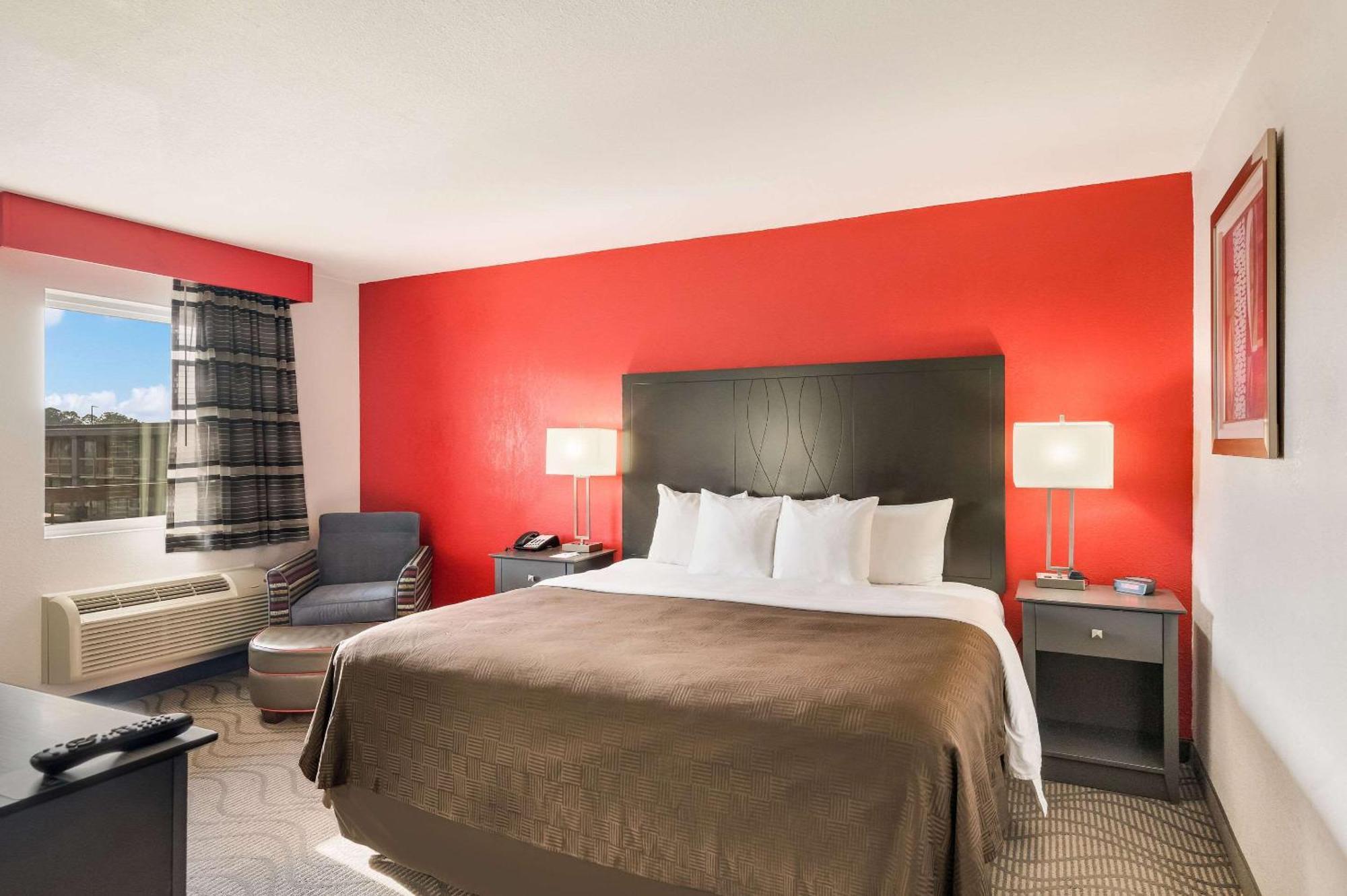 Clarion Inn & Suites Russellville I-40 Экстерьер фото