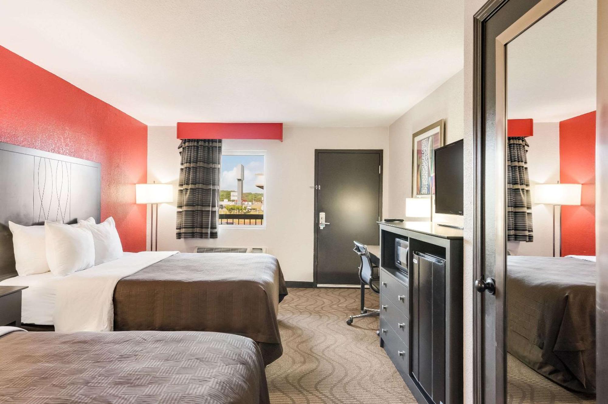 Clarion Inn & Suites Russellville I-40 Экстерьер фото