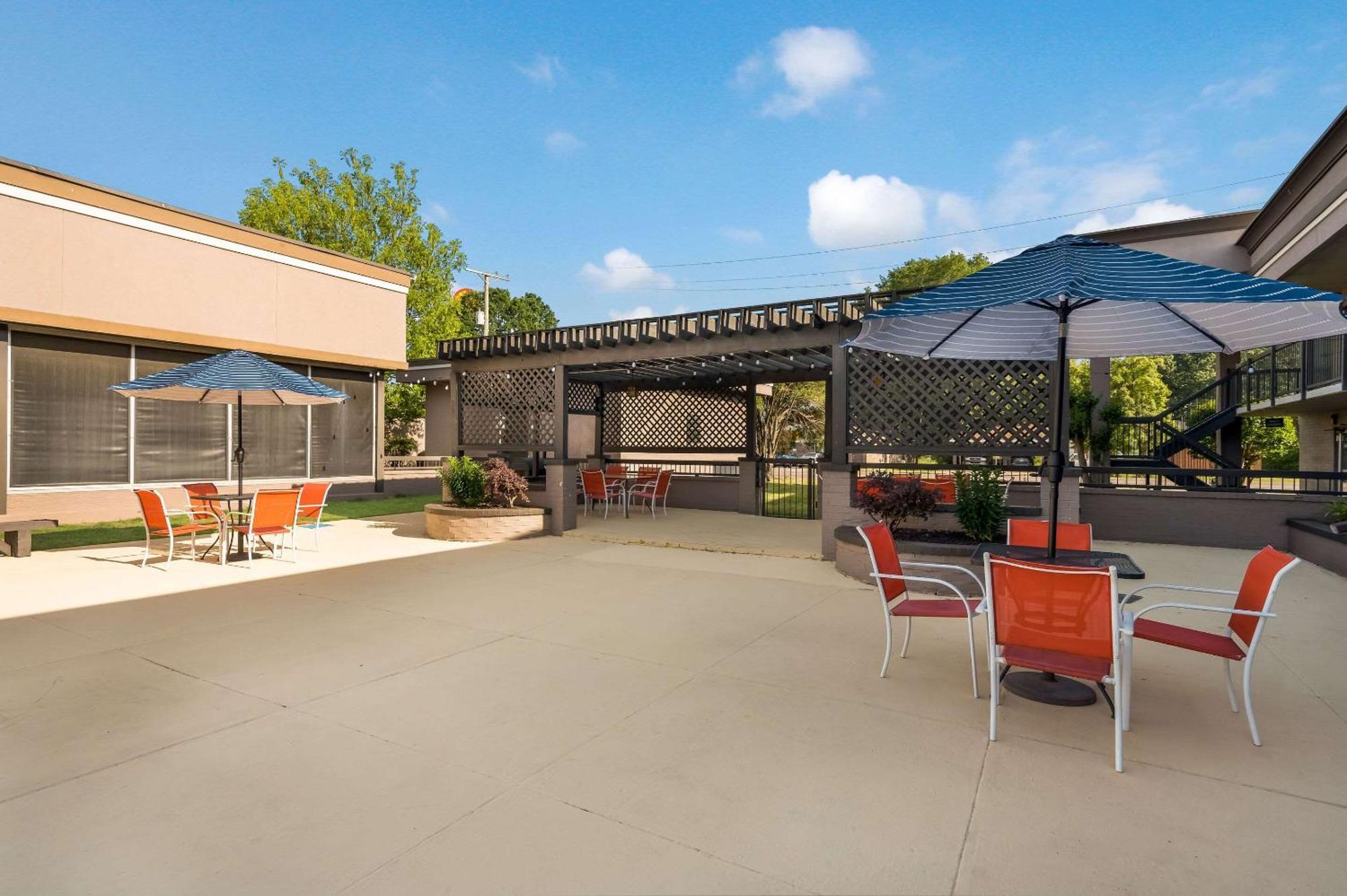 Clarion Inn & Suites Russellville I-40 Экстерьер фото
