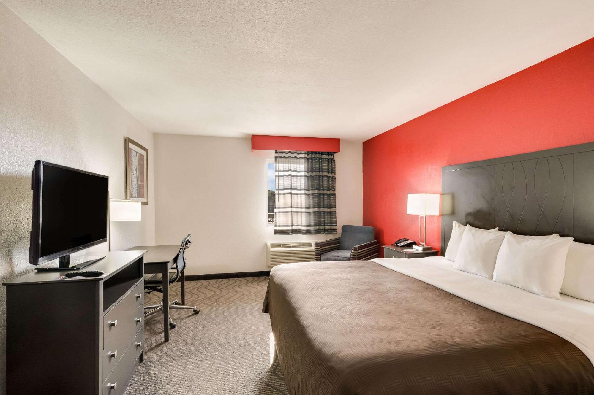 Clarion Inn & Suites Russellville I-40 Экстерьер фото