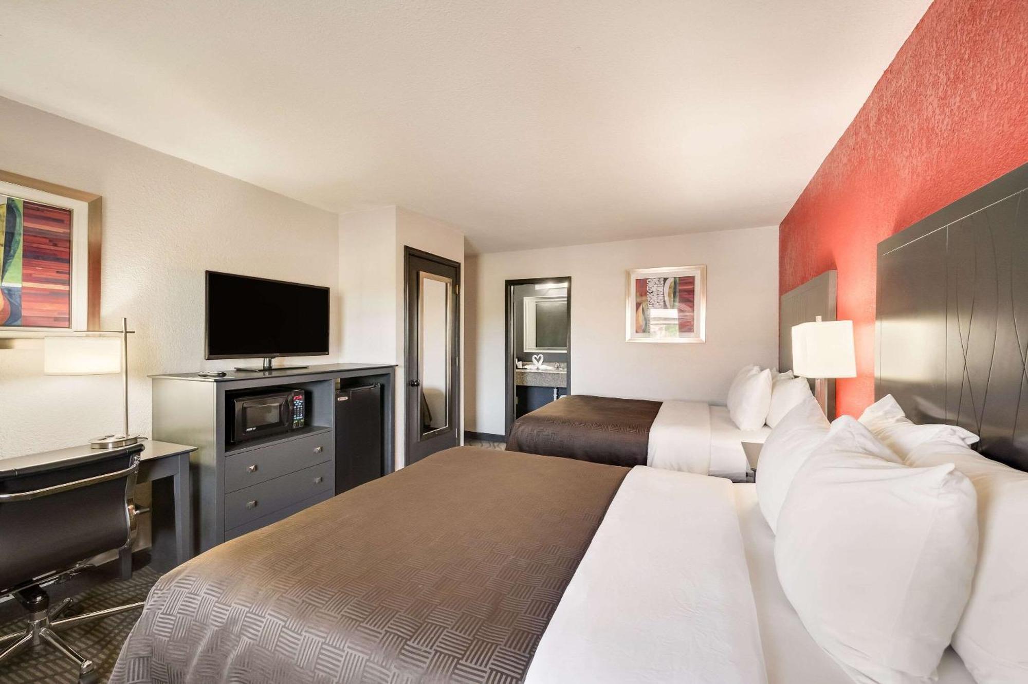 Clarion Inn & Suites Russellville I-40 Экстерьер фото