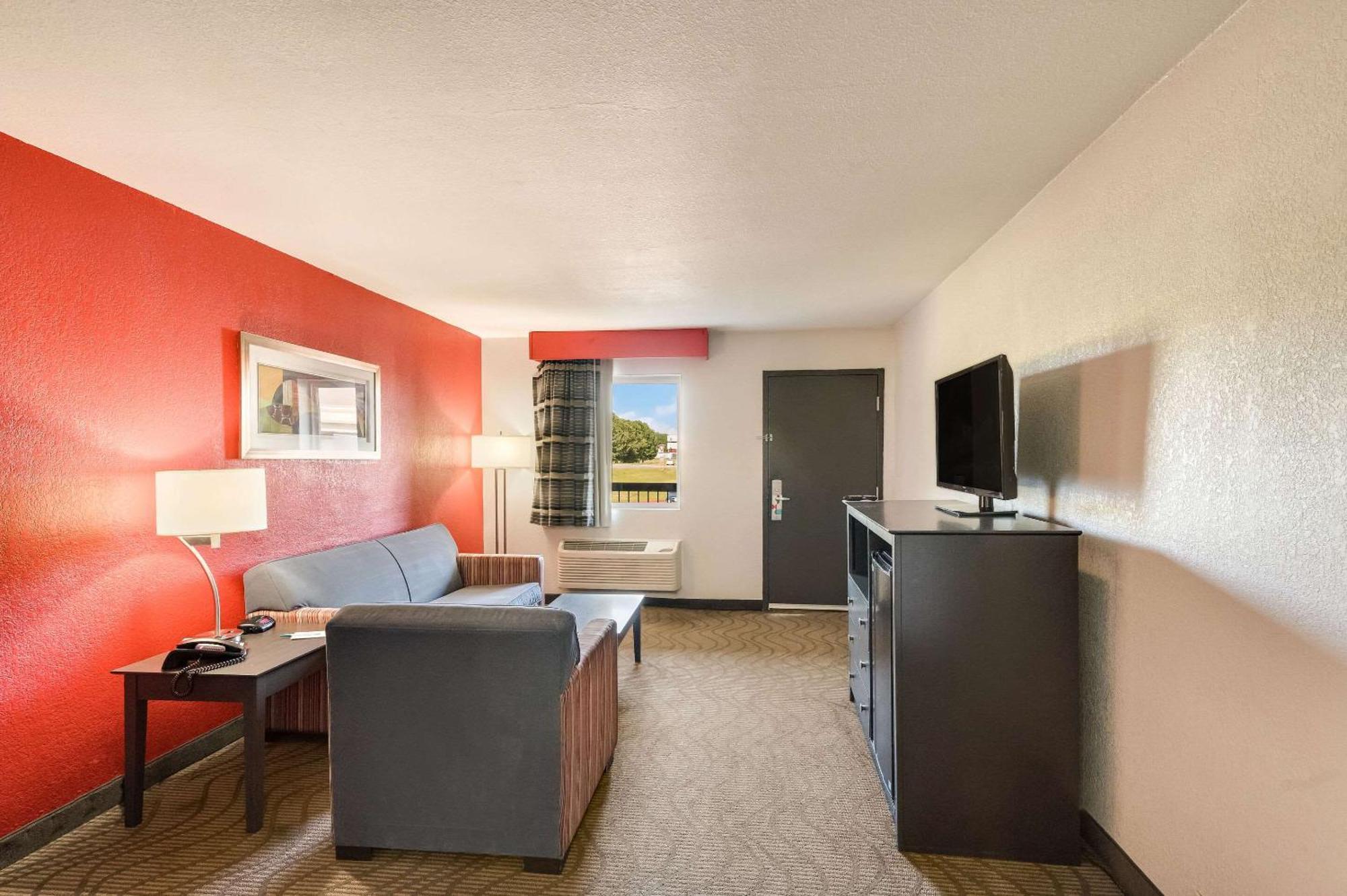 Clarion Inn & Suites Russellville I-40 Экстерьер фото