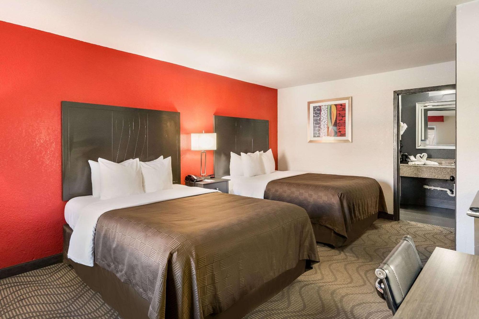 Clarion Inn & Suites Russellville I-40 Экстерьер фото