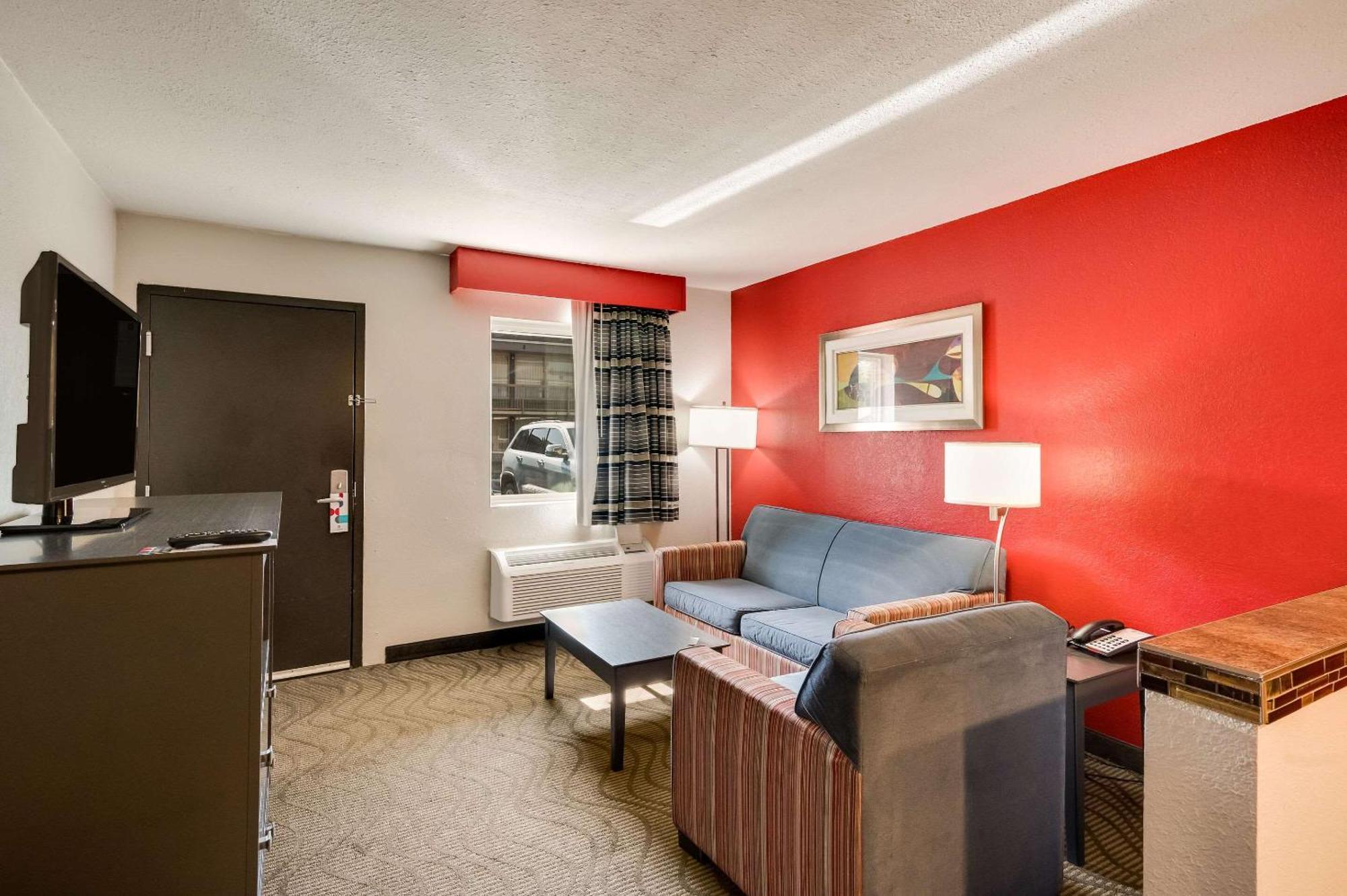 Clarion Inn & Suites Russellville I-40 Экстерьер фото