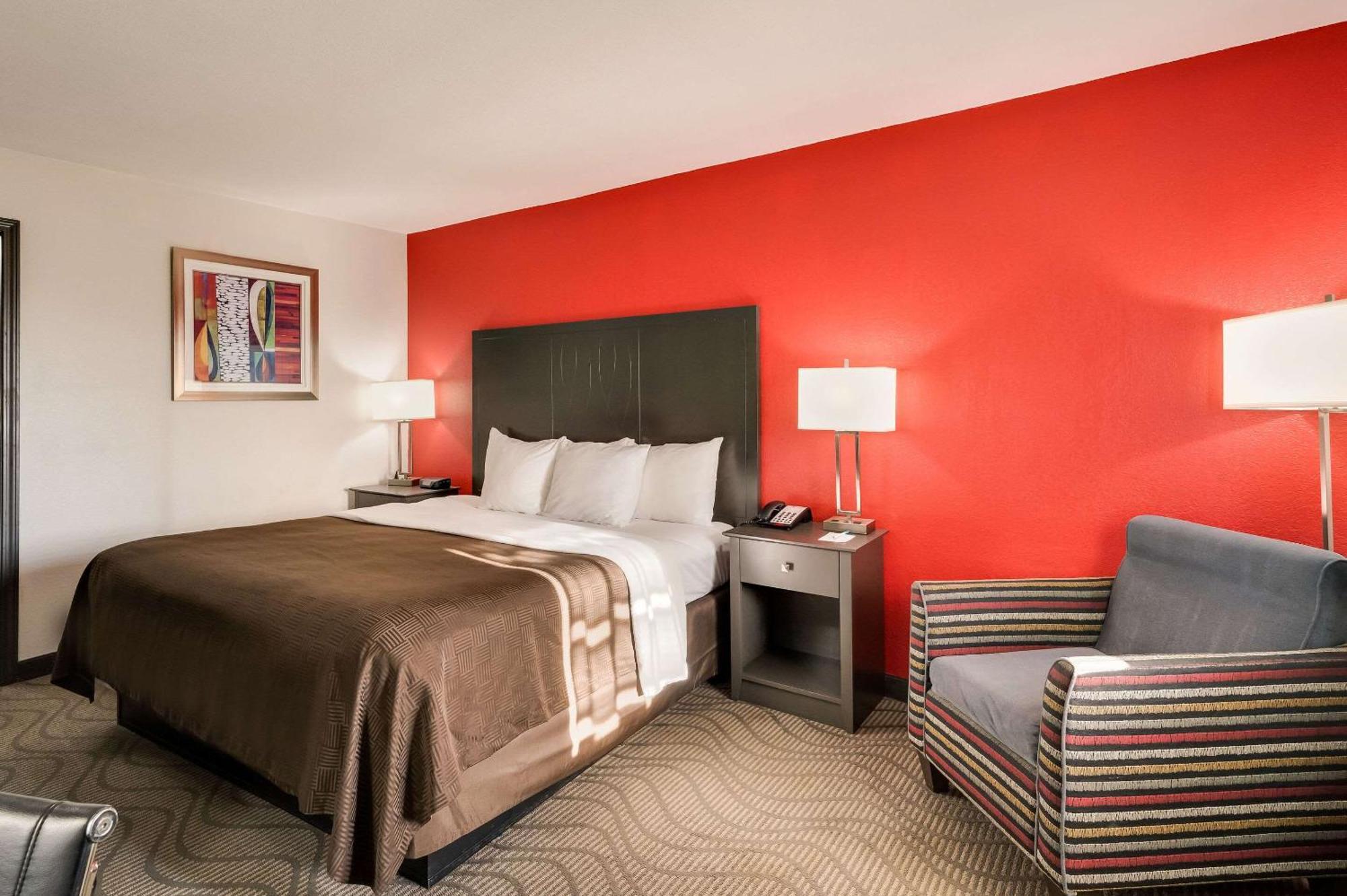 Clarion Inn & Suites Russellville I-40 Экстерьер фото