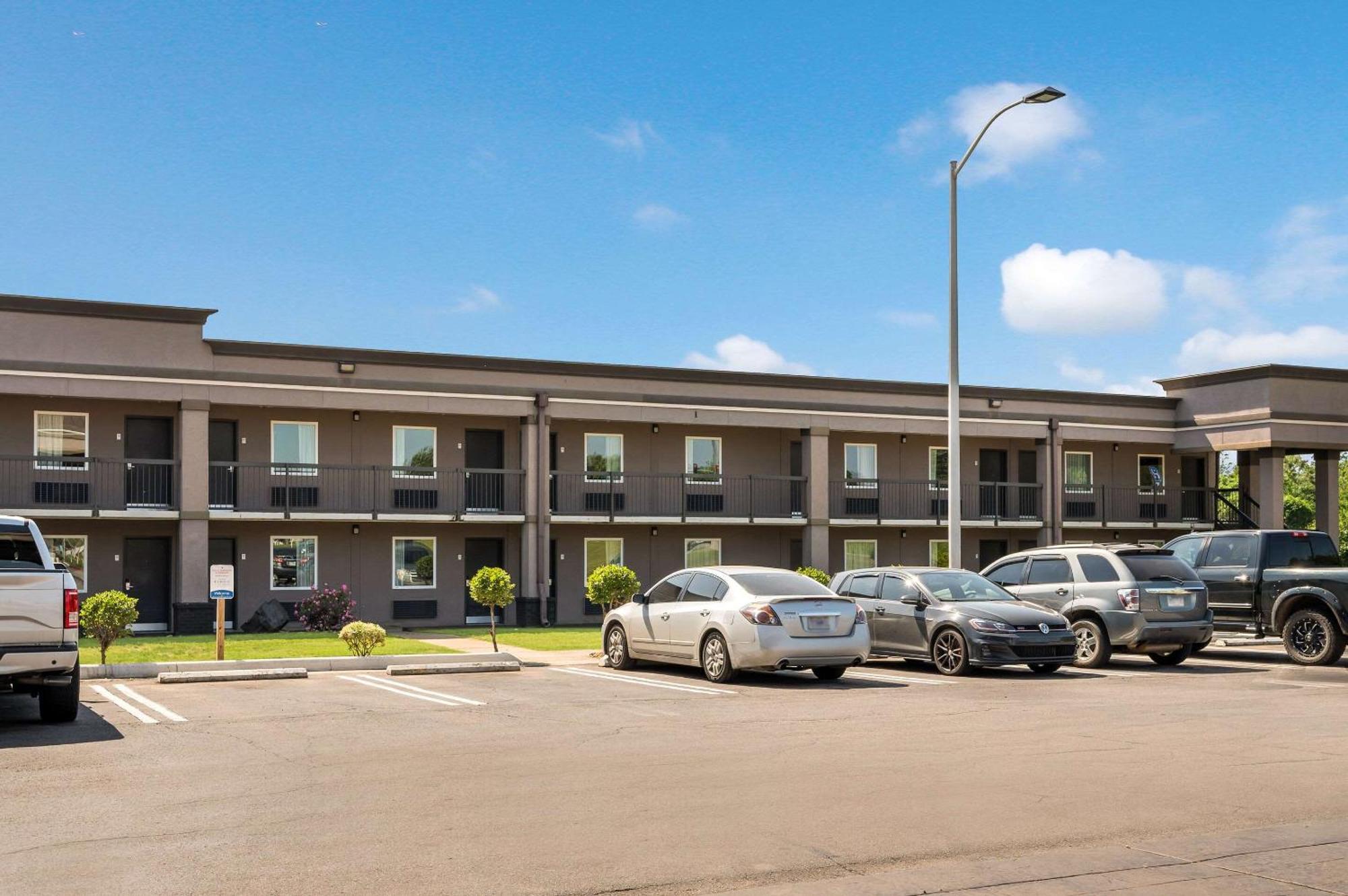 Clarion Inn & Suites Russellville I-40 Экстерьер фото