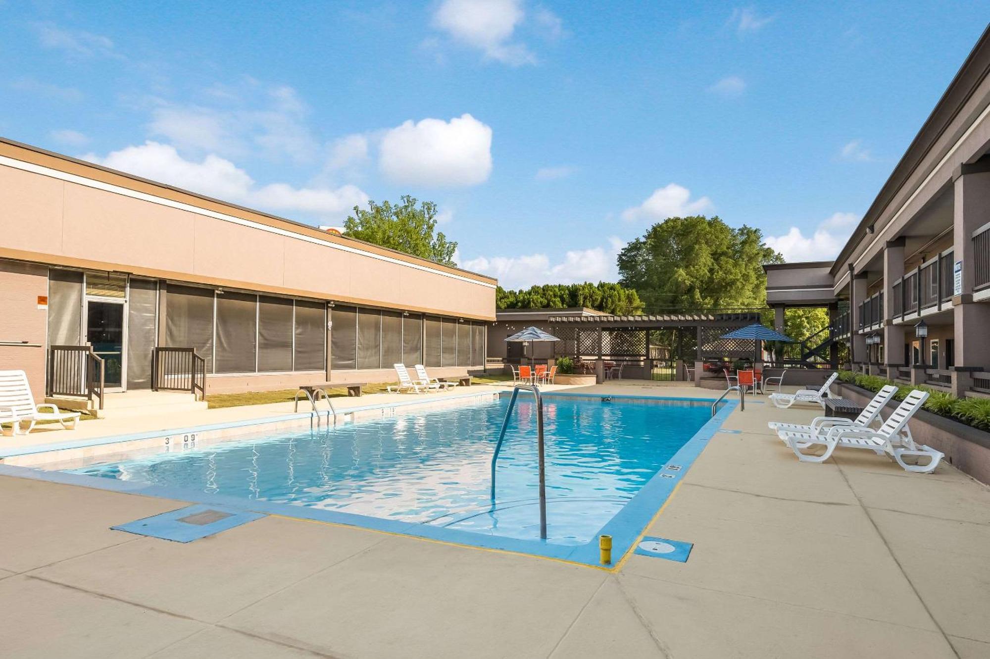 Clarion Inn & Suites Russellville I-40 Экстерьер фото